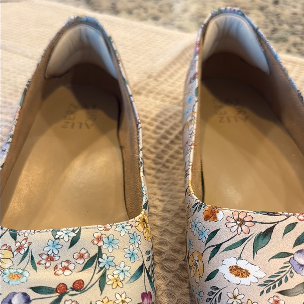Naturalizer Cream Flats with Floral Design - Picture 4 of 4